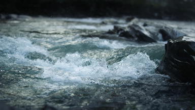 表面山河<strong>水</strong>溅丰富的流流动自然